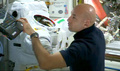 宇宙服を確認するイタリアのルカ・パルミターノ（Luca Parmitano）宇宙飛行士（2013年7月17日、NASA TV映像より）。(c)AFP/NASA TV