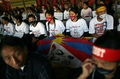 2008年4月13日、ネパールのカトマンズ（Kathmandu）で、リレーハンストの前に祈りを捧げる活動家ら。(c)AFP/Pedro UGARTE