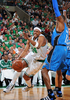 08-09NBA東カンファレンスプレーオフ準決勝、ボストン・セルティックス（%%Boston Celtics%%）対オーランド・マジック（%%Orlando Magic%%）第7戦。試合はマジックが101-82でセルティックスを下し、対戦成績を4勝3敗としてカンファレンス決勝に進出した。写真はマジックのドワイト・ハワード（%%Dwight Howard%%）にドライブを仕掛けるセルティックスのポール・ピアース（%%Paul Pierce%%）。（2009年5月17日撮影）(c)AFP/Getty Images/NBAE/Brian Babineau