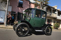 オーストラリア・シドニー（Sydney）で5日、1915年製の電気自動車「デトロイト（Detroit）」を運転するビンテージカー収集家のビル・ロイド（Bill Lloyd）さん（61）。元機械技師で弁理士のロイドさんいわく、「世界で最も有名なアンティーク電気自動車」だ。

「デトロイト」は1906年～1940年に米デトロイト（Detroit）のアンダーソン電気自動車会社（Anderson Electric Car Company）が製造していた電気自動車で、ロイドさんによれば4万台を売り上げたが、現在でも走行可能な車体は豪国内にわずか4台だけ。鉛酸電池で駆動し、満充電でおよそ80キロメートル走行可能で、最高時速は約40キロという（2012年9月5日撮影）。(c)AFP/ROMEO GACAD