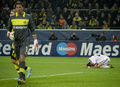 サッカー欧州チャンピオンズリーグ2012-13（UEFA Champions League 2012-13）は24日、グループリーグ第3節の試合が各地で行われ、グループDのボルシア・ドルトムント（Borussia Dortmund）は2-1でレアル・マドリードReal Madrid）に勝利した。

決定機を防がれ悔しがるレアル・マドリードのラファエル・ヴァレーヌ（Raphael Varane、右、2012年10月24日撮影）。(c)AFP/ODD ANDERSEN