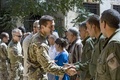 シリア北部の街タルアブヤドで、地元の軍評議会の部隊と握手を交わす米軍主導の有志連合の兵士ら（2019年9月15日撮影）。(c)AFP / Delil Souleiman