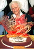南仏アルルで、チョコレートケーキを前に122歳の誕生日を祝うジャンヌ・カルマンさん（1997年2月21日撮影、資料写真）。(c)GEORGES GOBET / AFP