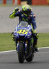 世界ロードレース選手権第2戦アルゼンチンGP、MotoGPクラス決勝を2位で終えて喜ぶモビスター・ヤマハのバレンティーノ・ロッシ（2017年4月9日撮影）。(c)AFP/JUAN MABROMATA