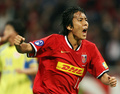 AFCチャンピオンズリーグ・決勝トーナメント準決勝、浦和レッドダイヤモンズ（Urawa Red Diamonds）対城南一和（Seongnam Ilhwa）の試合で同点ゴールを決めて歓喜する浦和レッドダイヤモンズの長谷部誠（Makoto Hasebe、2007年10月24日撮影）。(c)AFP/TOSHIFUMI KITAMURA