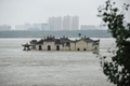 中国中部の湖北省武漢で、長江の増水により浸水した、700年前に岩の上に建てられた寺院「観音閣」（2020年7月20日撮影）。(c)STR / AFP