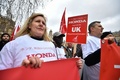 英議会議事堂のあるロンドンのウェストミンスター宮殿前で、ホンダに工場閉鎖を撤回させるよう英政府に要請するデモを行うホンダ従業員ら（2019年3月6日撮影）。(c)Ben STANSALL / AFP