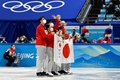 北京冬季五輪、フィギュアスケート団体戦。日の丸を手に喜ぶ日本の選手（2022年2月7日撮影）。(c)WANG Zhao / AFP