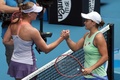 全豪オープンテニス、女子シングルス3回戦。試合後に握手を交わすエレナ・リバキナ（左）とアシュリー・バーティ（2020年1月24日撮影）。(c)DAVID GRAY / AFP