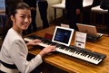 都内で、音楽キーボード（鍵盤）に変身するiPadケース「C.24」を披露するモデル（2014年12月16日撮影）。(c)AFP/Yoshikazu TSUNO