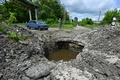 ウクライナ・ハルキウ州クピャンスク中心部で爆撃によって陥没した穴（2023年5月26日撮影）。(c)SERGEY BOBOK / AFP