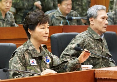 韓国大統領、軍服姿で「挑発容認しない」 北朝鮮は戦時態勢に 写真3枚 国際ニュース：AFPBB News