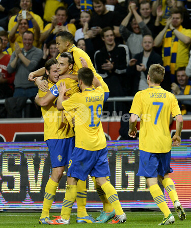 スウェーデン、イングランドに圧勝 サッカー国際親善試合 写真12枚