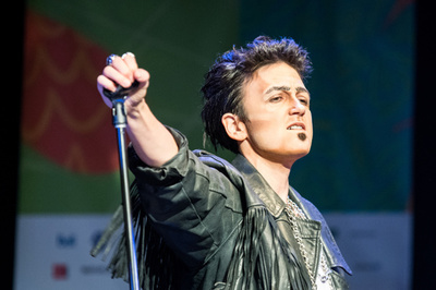 マッチョをパロディー化、固定観念に挑むドラァグキング