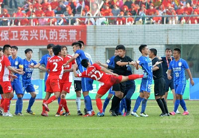 中国サッカーでカンフーキックの大乱闘 協会が調査へ 写真4枚 国際ニュース Afpbb News