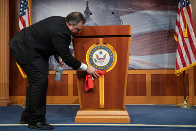 隔離生活を笑いとばせ！ 「コロナネタ」で盛り上がる米国