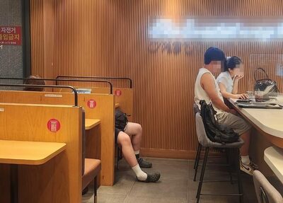 「自分の家か」猛暑のカフェでソファに横たわり膝枕…韓国・避暑客の“寝転びマナー違反”に批判殺到