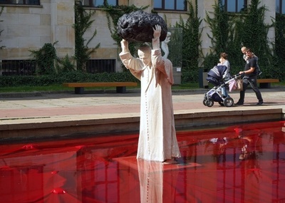 隕石掲げる「超人」教皇、故ヨハネ・パウロ2世の彫像 ポーランドで公開