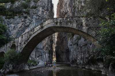 石橋に刻まれる数世紀の歴史 ギリシャ