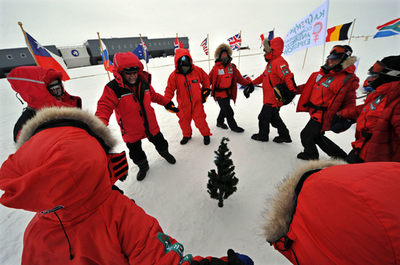 寒いけどとりあえず踊りましょ、南極大陸で新年を祝う探検隊