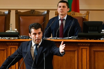 ブルガリア連立政権、半年で崩壊 議会が不信任可決