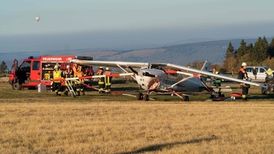 小型機が見物人に突っ込む、子ども含む3人死亡 ドイツ