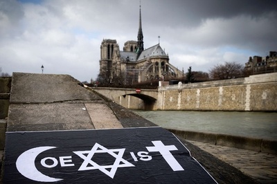 イスラム、ユダヤ、キリスト教の象徴を「共存」の文字に フランス