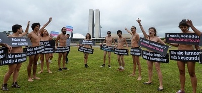 「隠すものはない」、議会の秘密投票に裸で抗議 ブラジル