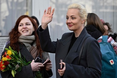 各国のロシア大使館前で反プーチン運動 大統領選最終日に行列