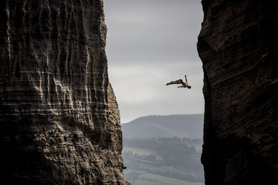 断崖ダイビングの世界大会、アゾレス諸島で開催