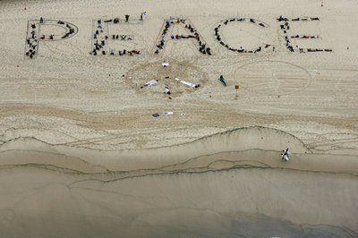 シドニーの浜辺に「PEACE」の人文字、オーストラリア