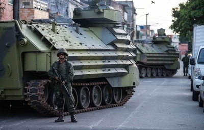 リオのスラム街を警官1000人が制圧、犯罪追放作戦の一環