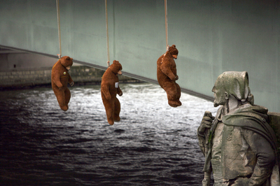 ピレネーのクマを守ろう、パリの橋からぬいぐるみつるすアピール