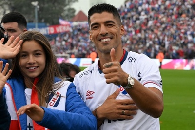 スアレスの復帰をファン数千人が歓迎 本拠地で入団イベント