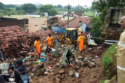 6メートルの壁が倒壊、家屋押しつぶし17人死亡 インド