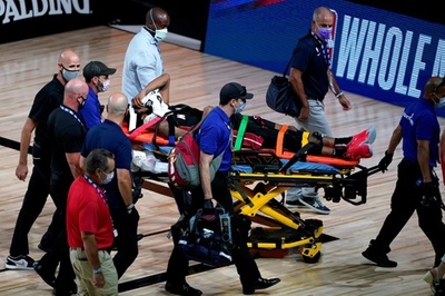 ヒートのジョーンズ、相手選手と激しく衝突し担架で搬送