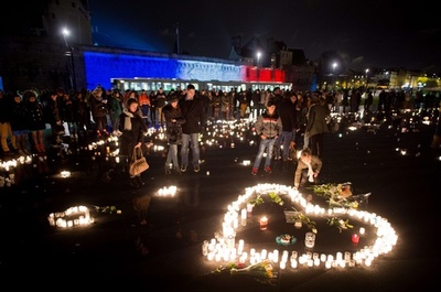 パリ同時テロから1週間、各地で犠牲者追悼