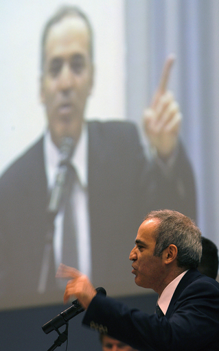 ロシアに「議会」誕生、カスパロフ氏ら