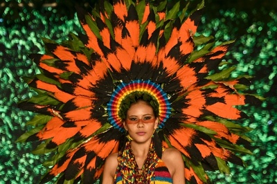 植物をドレスに、コロンビアの「バイオファッション」