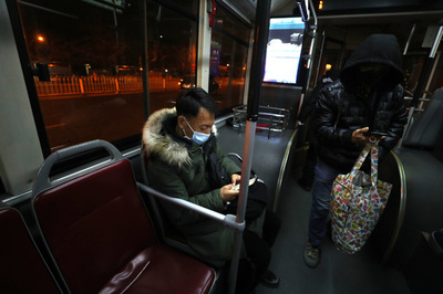 中国で「寝る前にスマホ見る」人が84％ 寝不足でもやめられない