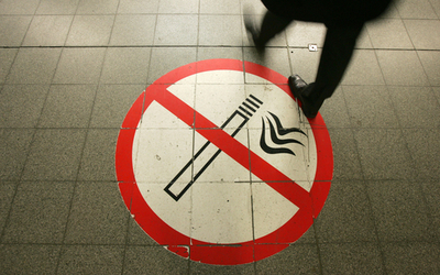 旅客機内で喫煙の男にむち打ち30回の刑、サウジアラビア