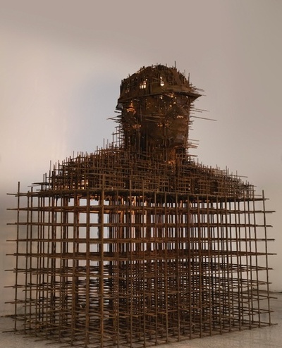 中国の大学生、重さ700キロの鉄筋・鉄片で制作した彫刻作品で父親に敬意 