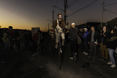 おもしろ自転車集結、「一騎打ち」競技も 米NY