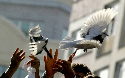 射殺されたアルメニア系ジャーナリスト、厳重警備のなか葬儀 - トルコ