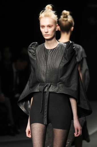 ＜13/14年秋冬東京コレクション＞コニー・フルーネヴェフェン