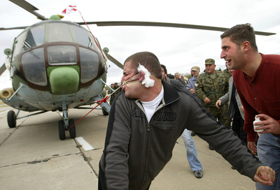 7トンのヘリを耳で引っ張る男