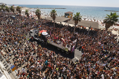 プライドパレードに推定10万人、要請無視のノーマスク多数 イスラエル