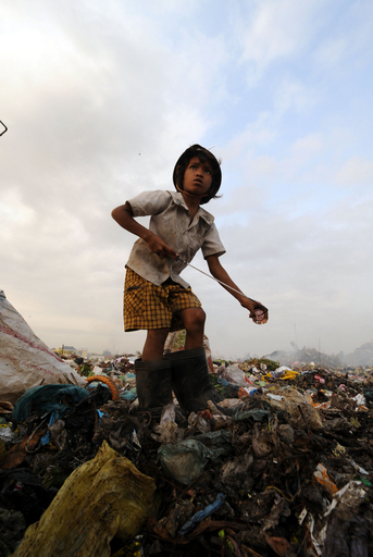 カンボジアのゴミ山で働く少女「学校に行きたい」