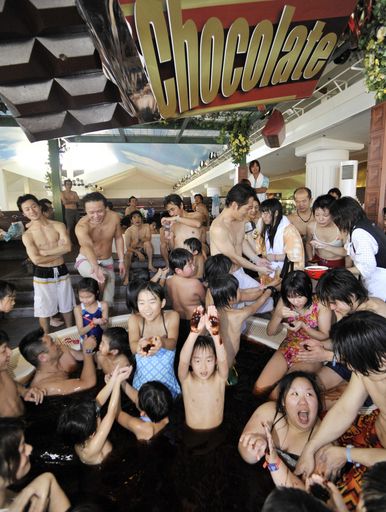 バレンタインにちなみ｢チョコレート風呂｣、箱根小涌園