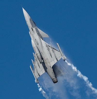 「子どもの日」の航空ショーで戦闘機墜落、パイロット1人死亡 タイ